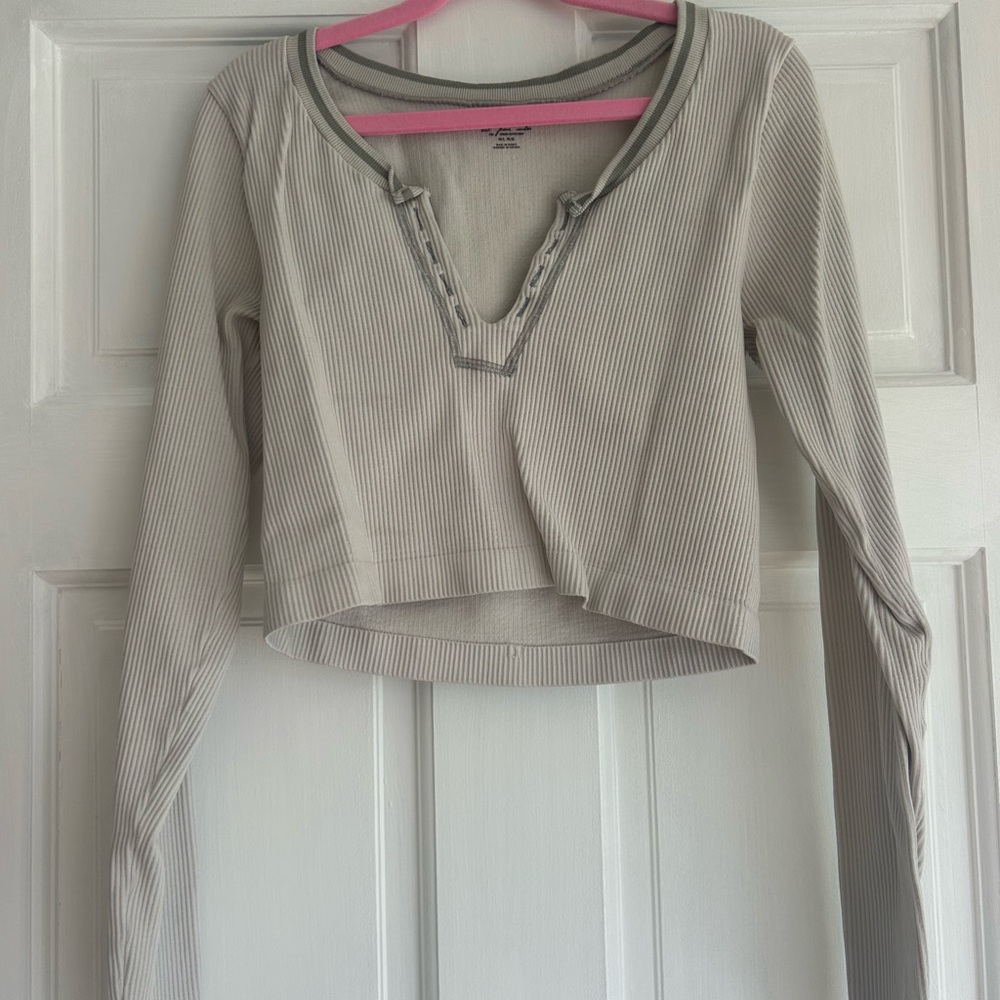 Urban Outfitters White and Gray Fitted Crop Blouse